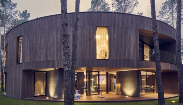 11 Rumah Kayu Unik dan Cantik, Bikin Hunian Jadi Estetik 9 Rumah Kayu Unik dan Cantik