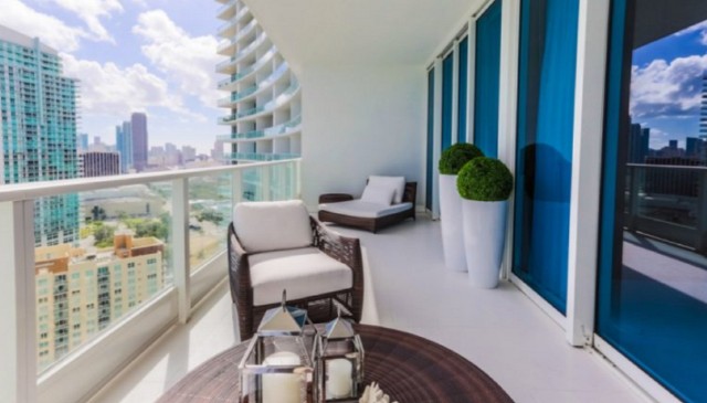 10 Desain Balkon Minimalis yang Bikin Tampilan Rumah Aesthetic 10 Desain Balkon Minimalis